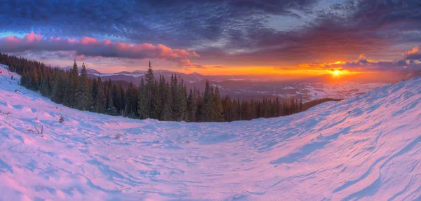 Increíble amanecer colorido en las montañas con nubes de colores y pi —  Fotos de Stock