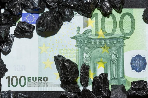 Uang kertas Euro pada nugget batubara mentah, tagihan pada batubara, kekuatan mone — Stok Foto