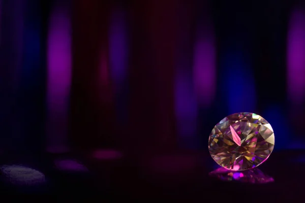 Bela grande diamante jóias pedra preciosa no fundo escuro colorido — Fotografia de Stock