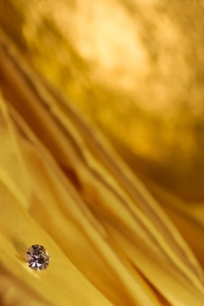 Altın sadan bez arka plan üzerinde güzel büyük elmas takı. İnce doğal değerli taş — Stok fotoğraf