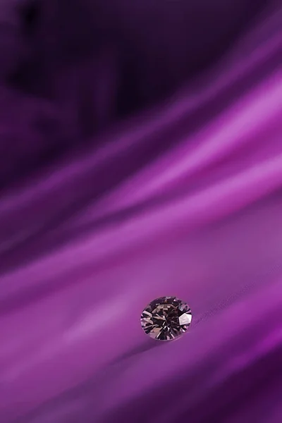 Mooie grote diamanten juwelen op donker violet doek achtergrond. Fijne natuurlijke kostbare steen. Brillant Shine. — Stockfoto