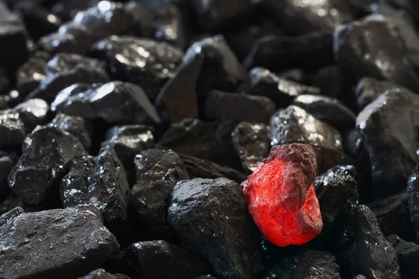 熔核红热煤的煤其他冷生掘金的重点。原料煤具有柔焦排斥与颜色和温度的背景. — 图库照片
