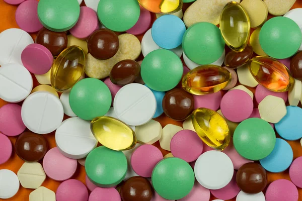 Olika medicinska färgglada piller bakgrund nära upp — Stockfoto