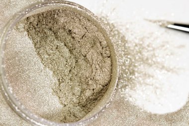 Gri gümüş tırnak cilası glitter beyaz zemin üzerine kapatın. Metal Parlatıcı .