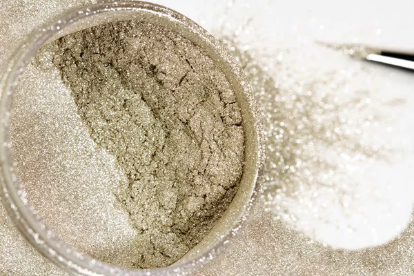Gri gümüş tırnak cilası glitter beyaz zemin üzerine kapatın. Metal Parlatıcı .