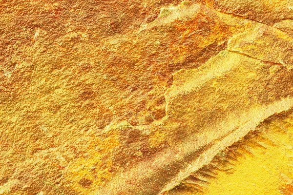 Золотистая текстура поверхности золотого самородка. Золотой фон естественной поверхности — стоковое фото