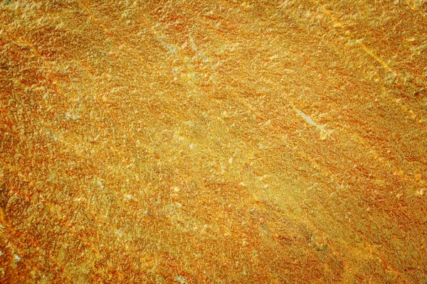 Bliska mokre złote chropowatości powierzchni. Złoty samorodek mokrych powierzchni — Zdjęcie stockowe