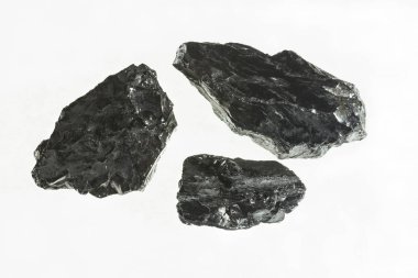 Siyah kömür madeni yakın çekim büyük alan derinliği ile. Beyaz arka plan üzerinde izole Antrasit kömür çubuğu