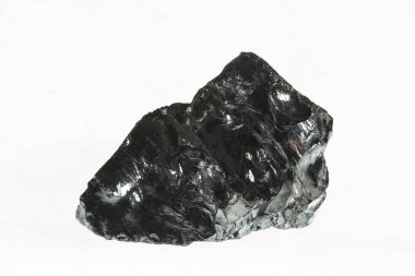 Siyah kömür madeni yakın çekim büyük alan derinliği ile. Beyaz arka plan üzerinde izole Antrasit kömür çubuğu