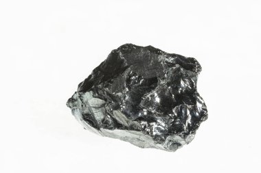 Siyah kömür madeni yakın çekim büyük alan derinliği ile. Beyaz arka plan üzerinde izole Antrasit kömür çubuğu