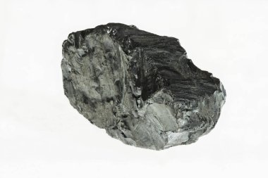 Siyah kömür madeni yakın çekim büyük alan derinliği ile. Beyaz arka plan üzerinde izole Antrasit kömür çubuğu