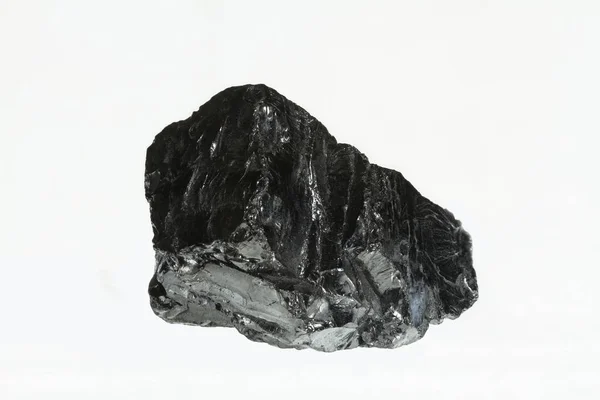 黑色煤矿近距离大景深。白底无烟煤煤棒 — 图库照片