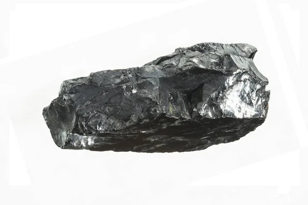 Schwarzkohlebergwerk in Großaufnahme mit großer Schärfentiefe. anthrazitfarbener Kohlebalken isoliert auf weißem Hintergrund — Stockfoto