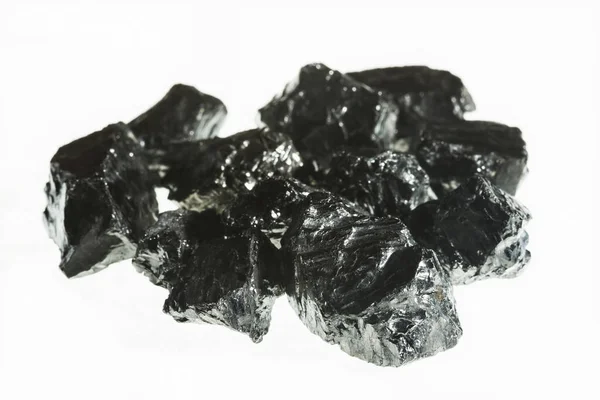 Mina de carvão preto close-up com grande profundidade de field.Anthracite carvão bar isolado no fundo branco — Fotografia de Stock