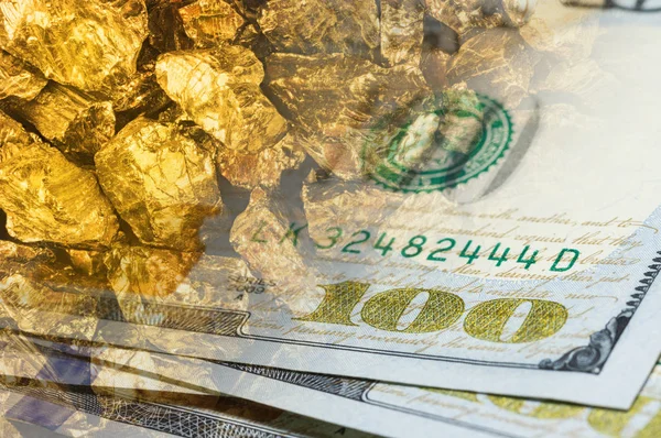 Honderd dollar biljetten op goudmijn close-up. Mijnbouw industrie concept met dollars en goud — Stockfoto
