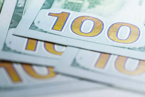 Yüz dolarlık banknotlar yığını Seçici odak ile yakından — Stok fotoğraf