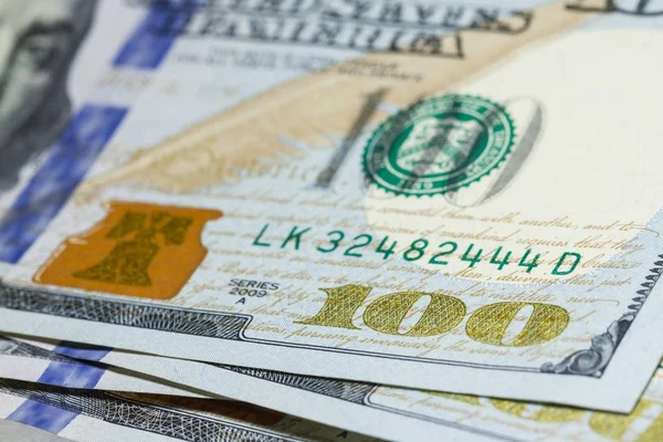 Yüz dolar faturaları ile seçici odak yakın çekim 