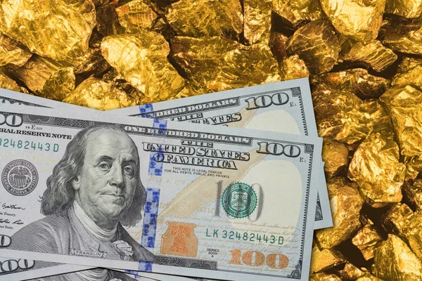 Банкноты за сто долларов на золотой жиле. Концепция горнодобывающей промышленности с долларами и золотом — стоковое фото