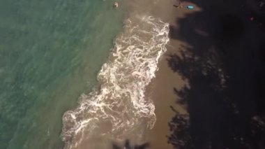Siyah kumsalın, Anse Couleuvre 'nin ve Martinique adasında yüzen insanların güzel insansız hava aracı görüntüleri..