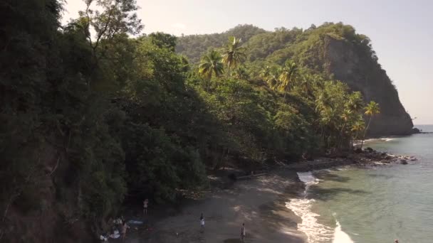 Съемки Беспилотника Aerial Люди Наслаждаются Отдыхом Пляже Anse Couleuvre Острове — стоковое видео