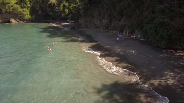 Drone Felvételek Emberek Élvezik Fekete Homokos Strand Anse Couleuvre Gyönyörű — Stock videók