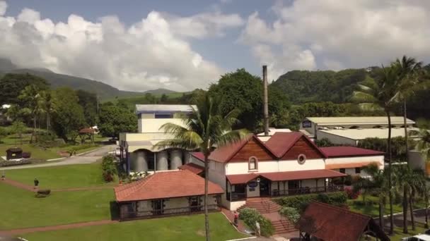 位于法属加勒比岛屿北部佩雷山下的德帕斯朗姆酒酿酒厂的4K视频 — 图库视频影像