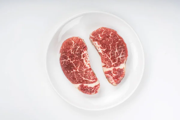 Nyers steak a lemez — Stock Fotó
