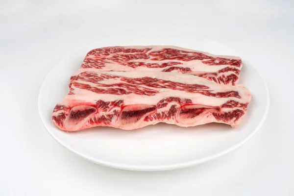Rohes Steak auf einem Teller — Stockfoto