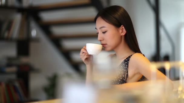 Mujer asiática bebiendo café — Vídeo de stock