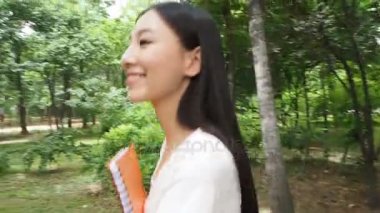 Asyalı kadın parkta yürüyüş