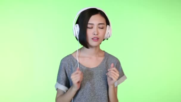 Asian woman listening music — Stock Video