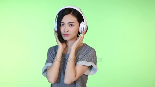 Mulher asiática ouvir música — Vídeo de Stock