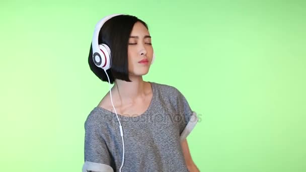 Asian woman listening music — Stock Video