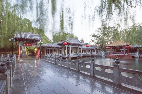 バオツ スプリング Baotu Spring 中国山東省済南市にある文化的に重要なアーティスト カルスト スプリングである 中国五大古典の一つである春 秋の年譜に記載され と宣言された — ストック写真