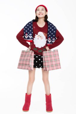 Alışveriş çantası taşıyan kadın.