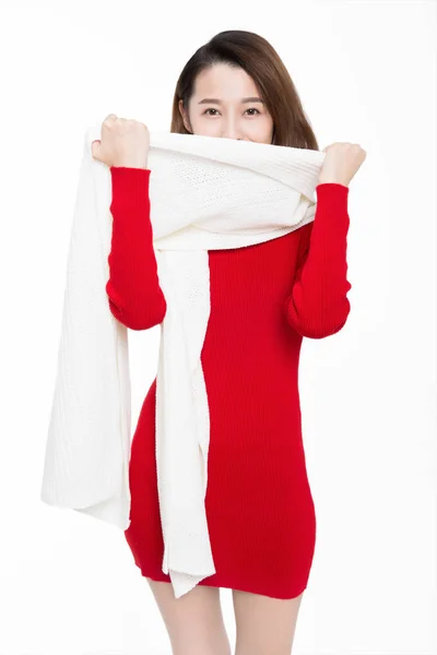 Tímida Mulher Segurando Cachecol Branco Cobrindo Sua Boca Fundo Branco — Fotografia de Stock