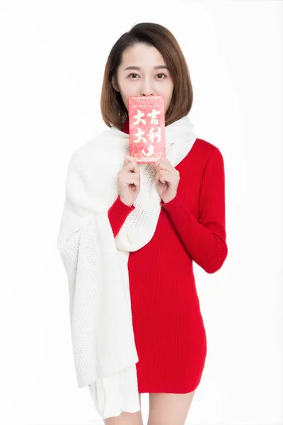 Piękna Dziewczyna Trzyma Czerwoną Kopertę Szczęśliwie Białe Tło Studio Strzał — Zdjęcie stockowe