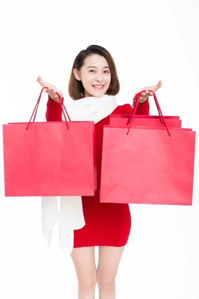 工作室拍摄的年轻女子与购物袋 准备中国新年 — 图库照片