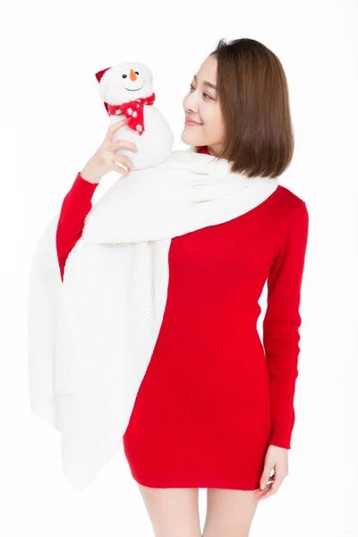 白い背景に小さな雪だるまのおもちゃを持って幸せな女性クリスマスを祝う — ストック写真