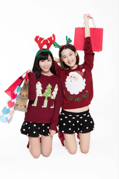 Studio Portrait Two Young Women Carrying Shopping Bags Christmas Concepts — Stock Photo, Image