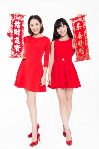 Two Young Woman Holding Chinese Couplets Celebrating Chinese New Year — Stok fotoğraf