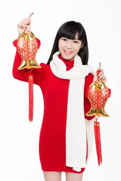漂亮的女孩拿着中国新年装饰 演播室拍摄 — 图库照片