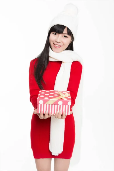 Mujer Joven Con Regalos Sonriendo Cámara —  Fotos de Stock