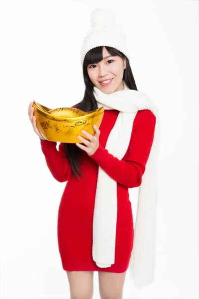 Ładna Dziewczyna Trzyma Duży Złoty Inlot Symbol Bogactwa Porcelana Nazwisko — Zdjęcie stockowe