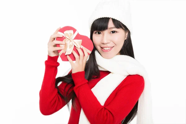 Porträt Einer Schönen Frau Mit Einem Herzförmigen Geschenkkarton Auf Weißem — Stockfoto