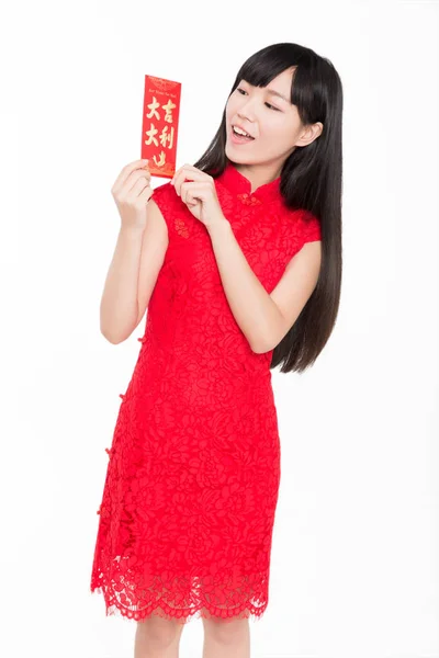 Güzel Kız Kırmızı Zarf Tutuyor Mutlu Beyaz Arka Plan Stüdyo — Stok fotoğraf