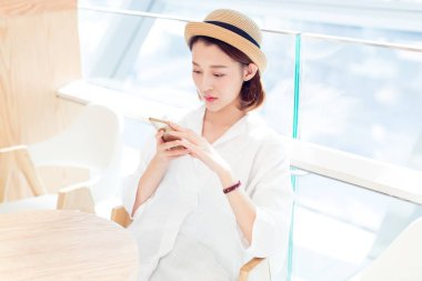 Shooping Center, Shandong Eyaleti, Çin 'de mesaj atan güzel bir kadın..