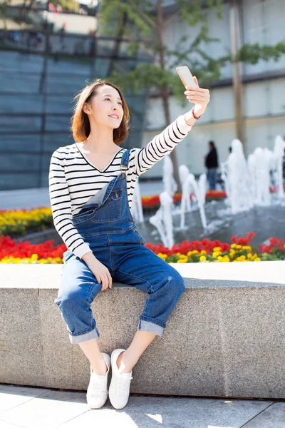 Mulher Alegre Tomando Uma Selfie Dia Ensolarado — Fotografia de Stock