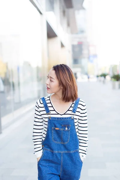 Ung Kvinna Blå Jeans Overaller Utforska Gatan Centrum Shandongprovinsen Kina — Stockfoto