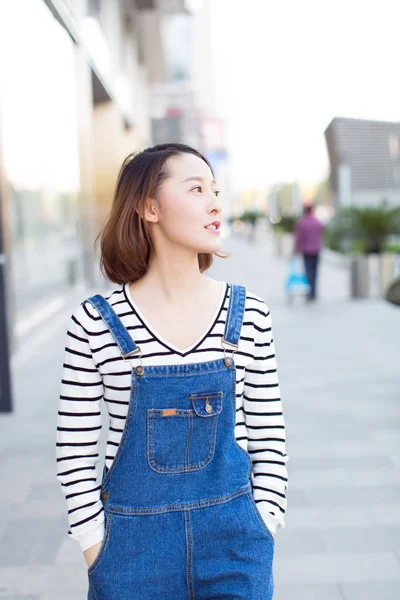 Jovem Mulher Vestindo Macacão Jeans Azul Explorando Rua Centro Cidade — Fotografia de Stock